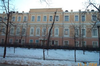 Здание Правления Курско-Киевской (Воронежской) железной дороги, 1891-1917 гг., арх.Д.Чичагов (в основе – городская усадьба Мусиных – Пушкиных, 1810-1890 гг.). В 1925-1939 гг. здесь размещался Народный Комиссариат просвещения, в котором работали Н.К.Крупск